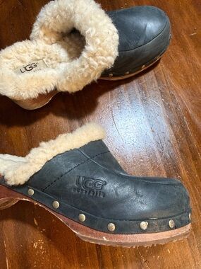 UGG WOMEN’S BLACK CLOGS🌸